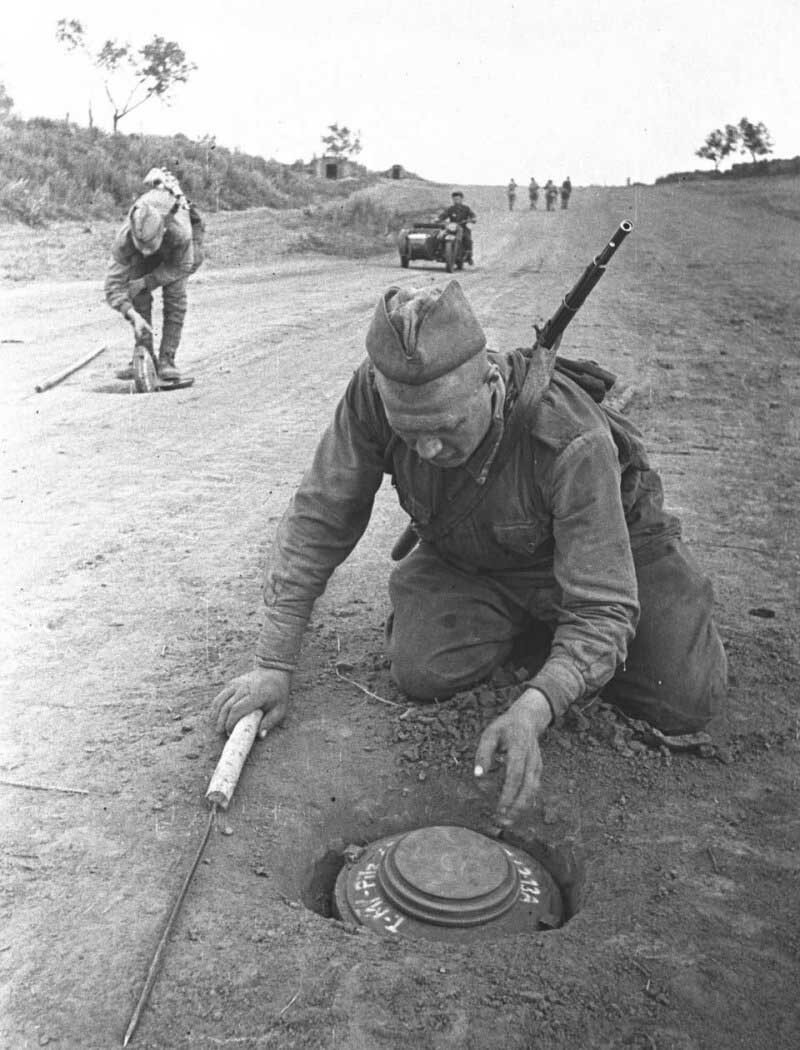49. Cапёры обезвреживают немецкие противотанковые мины. 1943 год