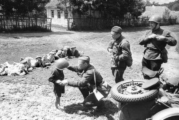 55. Солдаты армии Юго-Западного фронта с советскими детьми. 1942 год