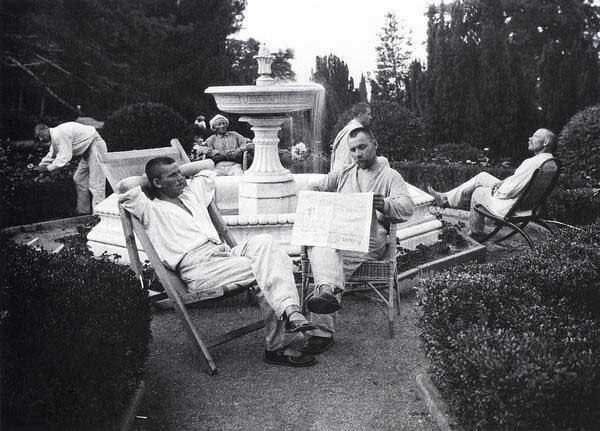 51. Крестьяне отдыхают у фонтана в царском дворце. Ливадия, Крым. 1926 год