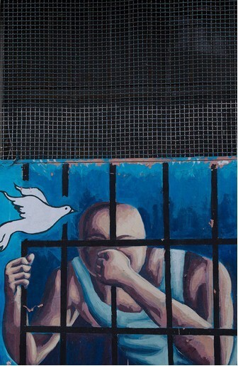 У тюрьмы «Гарсиа Морено» был местный психолог Оскар Ортис, который работал с заключенными за этими стенами. Один из его проектов вместе с местными художниками — украшение стен такими картинами.