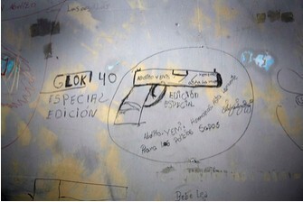 Рисунки на стене. Послание призывает расстреливать полицейских из пистолета марки «Глок».