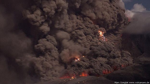 19. Заглату удалось снять вулканическую молнию во время извержения вулкана Синабунг на Суматре