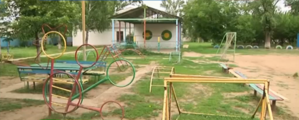 Пустующая детская площадка луганского детского дома