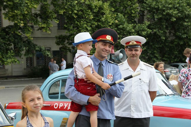 В Севастополе показали старинные милицейские автомобили