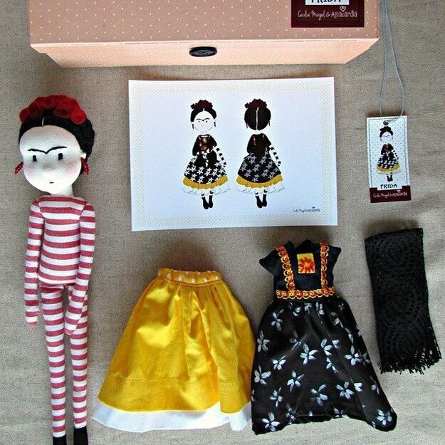 9. Кукла-Фрида с набором одежды