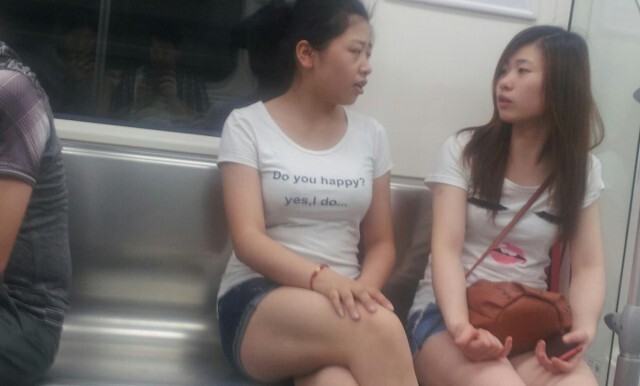 Странные англоязычные надписи на футболках азиатов