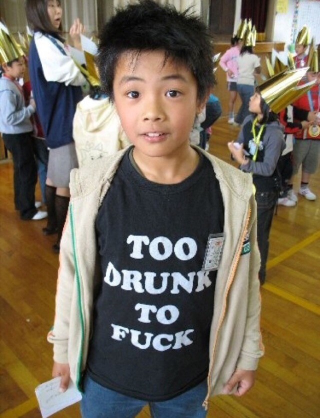 Странные англоязычные надписи на футболках азиатов