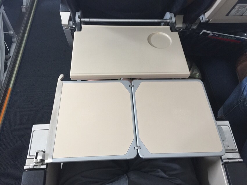 Идеальный столик в самолете