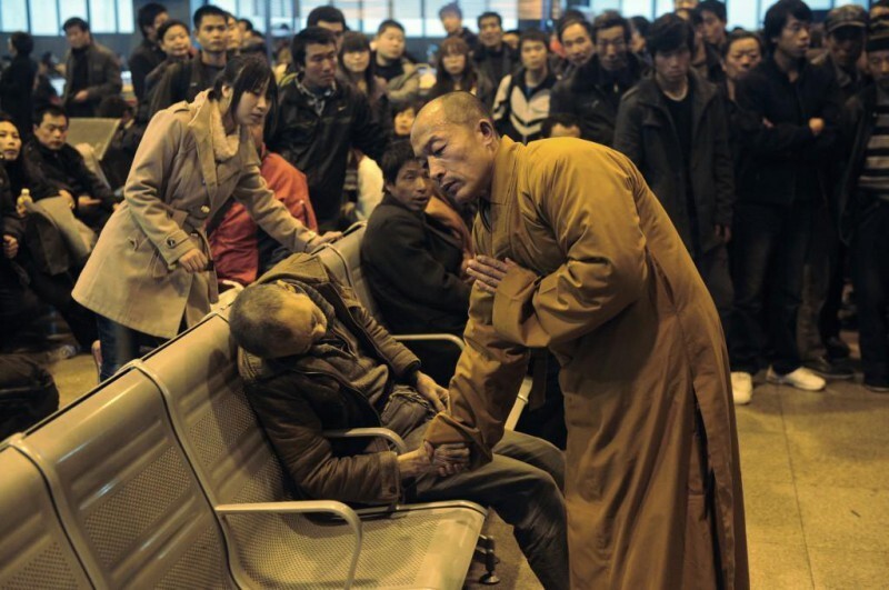 1. Буддийский монах выполняет похоронный обряд
