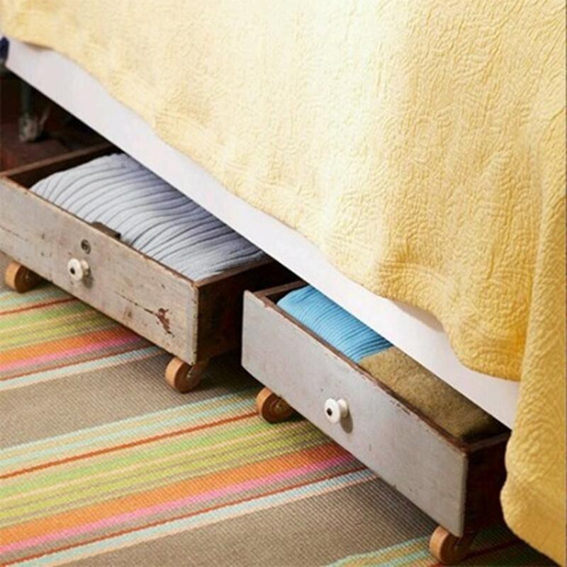 12. Сделайте удобные ящички на колесиках для хранения под кроватью.