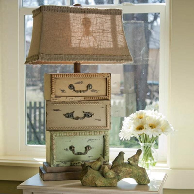 7. Для создания лампы в деревенском стиле, поставьте несколько маленьких ящиков друг на друга.