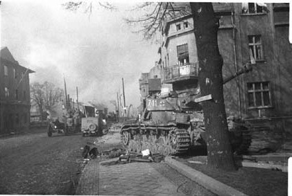 Германия. На одной из улиц Берлина уничтожены и разбиты нашими солдатами танк и другое орудие фашистов (май, 1945г.)