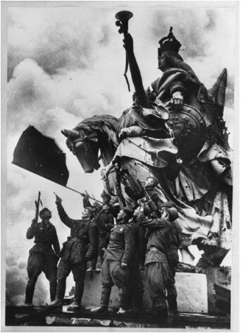 Берлин (2мая, 1945г.) Водружение Знамени Победы