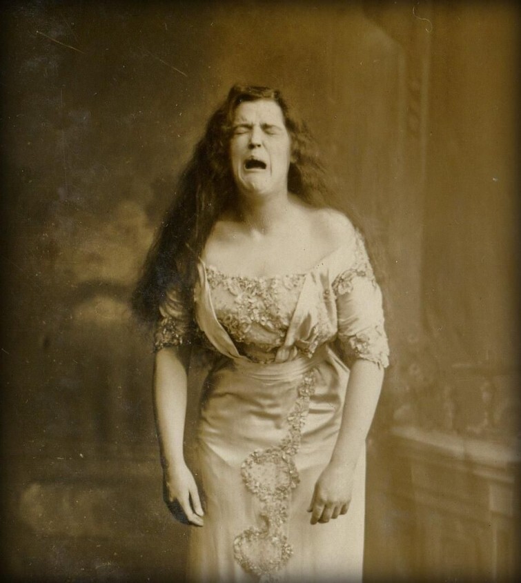 Древнейшая из известных фотографий, на которой изображен процесс чихания - 1902 год