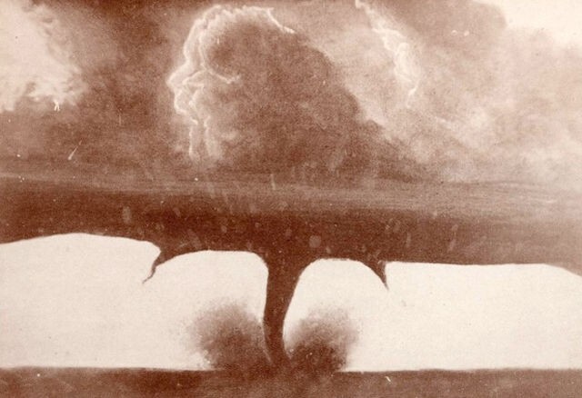 Древнейшее из известных фотографий торнадо , она была сделана 28 августа 1884 года.