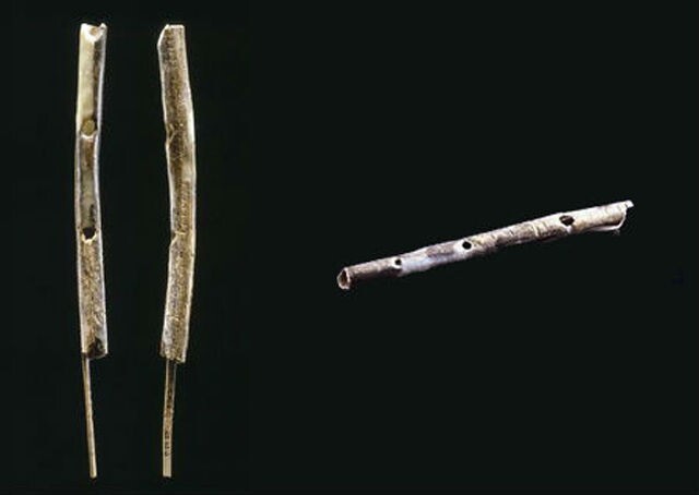 Древнейшие из известных музыкальный инструмент. Ученые изучили эту флейту и пришли к выводу, что ей примерно 42-43 тысячи лет