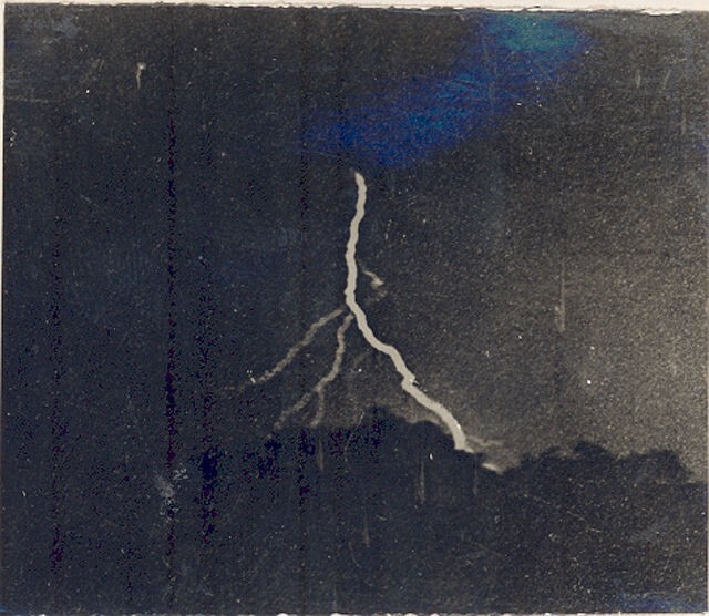 Древнейшая из известных фотографий молнии, она была сделана Уильямом Дженнингсом 2 сентября 1882 года