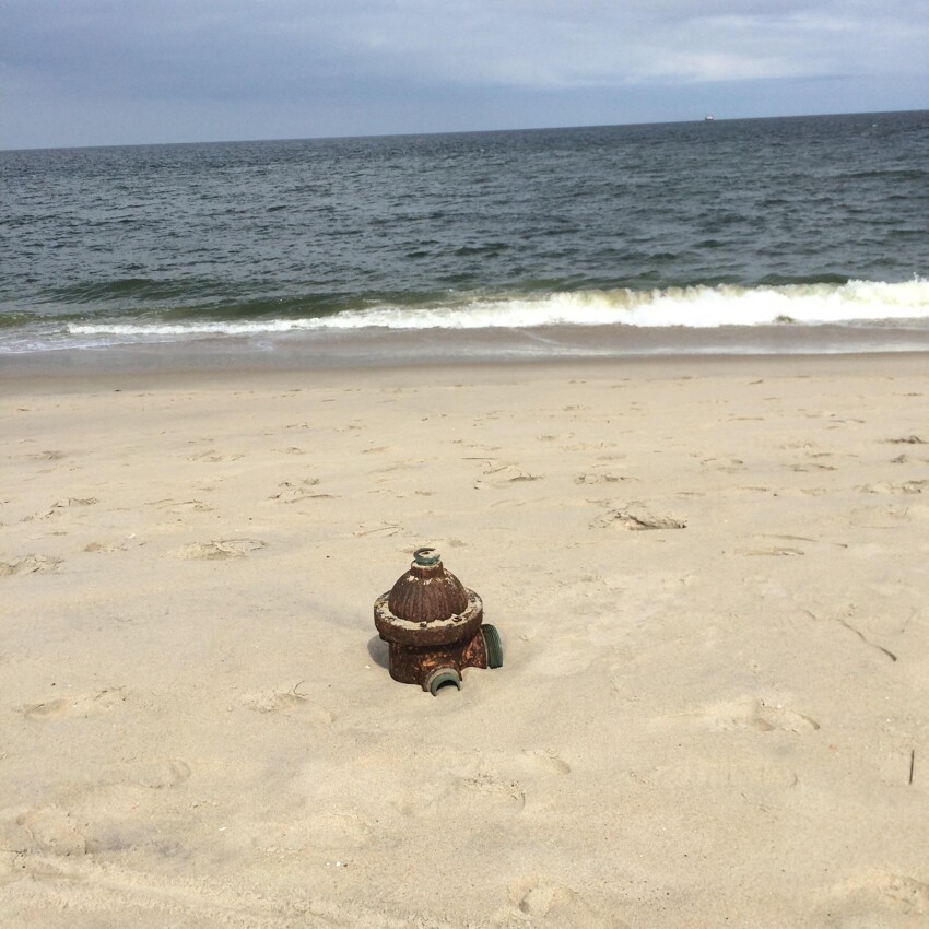 Что на пляже делает гидрант?