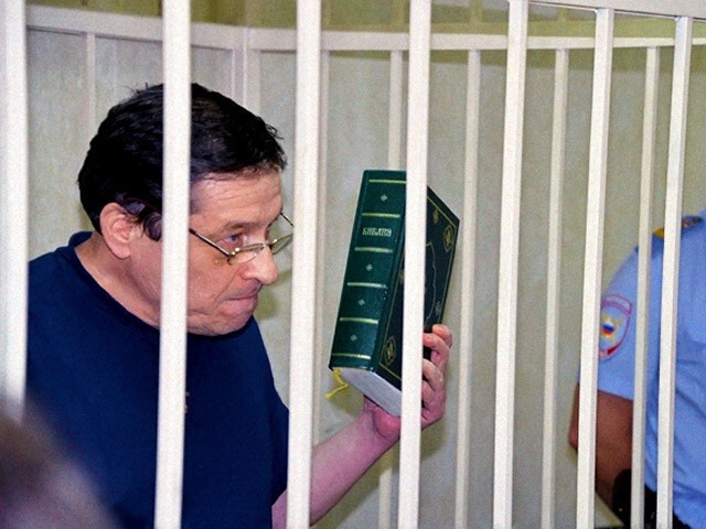 Суд в Воронеже отправил семью в колонию за выпечку булочек с маком