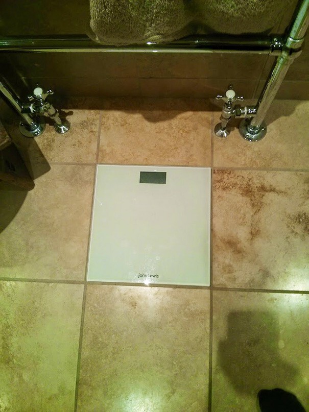 32. Весы и пол в ванной комнате
