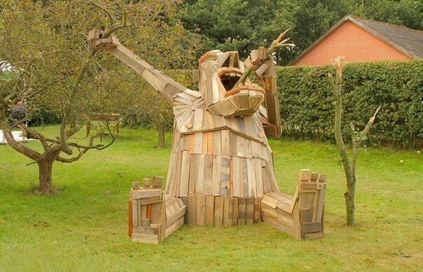 Деревянные скульптуры Thomas Dambo