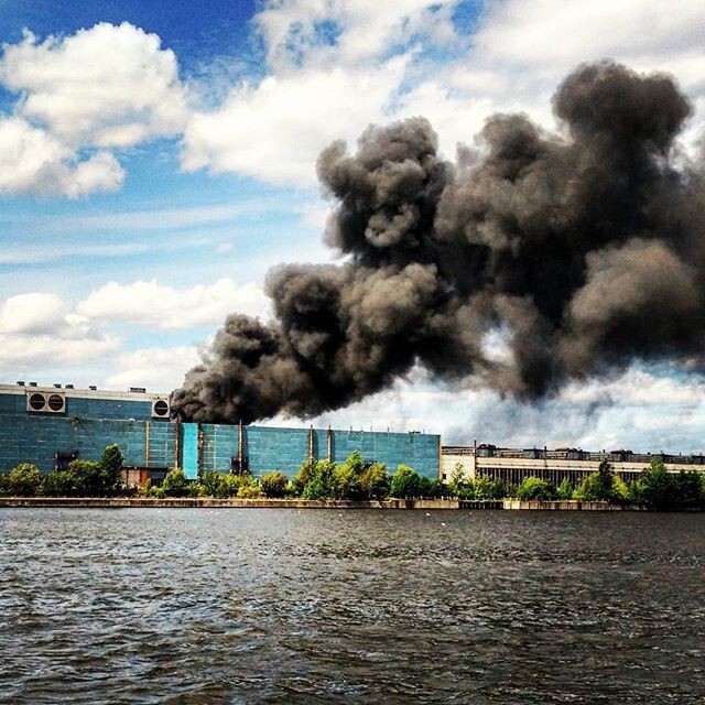 В Москве горит завод «ЗИЛ»