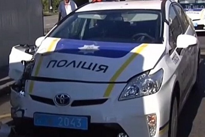 "Полицейская академия" по-украински: бьют свои авто и теряют пистолеты
