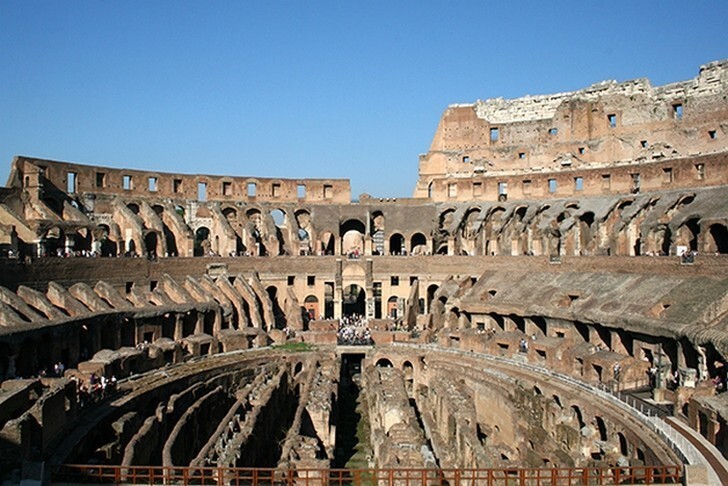 7. Туристы, которые сделали незаконное селфи в римском Колизее