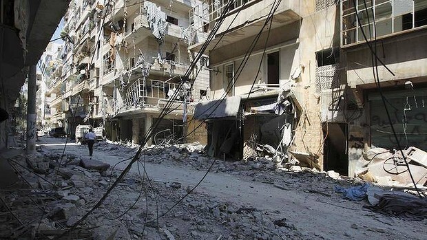 Алеппо, расположенный в 360 км к северу от Дамаска, с августа 2012 года расколот на две части: его западные кварталы защищает сирийская армия, а восточные — контролирует около двух десятков вооруженных группировок.