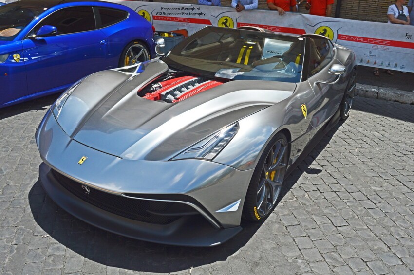 Хромированный Ferrari F12 TRS в Риме