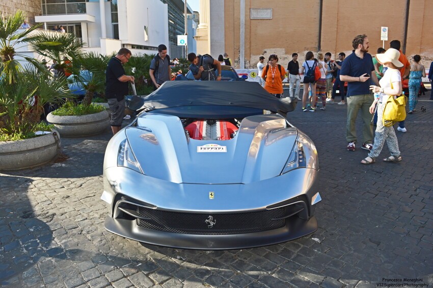 Хромированный Ferrari F12 TRS в Риме