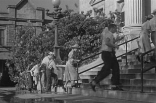 10. Площадка, использованная для Хилл Вэлли, ранее уже появлялась в двух широко известных фильмах: "Убить пересмешника" и "Гремлины".