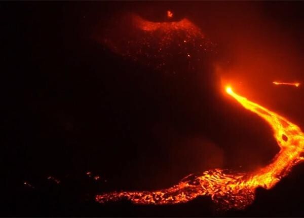 В Индонезии уже в течение нескольких дней извергается вулкан Раунг