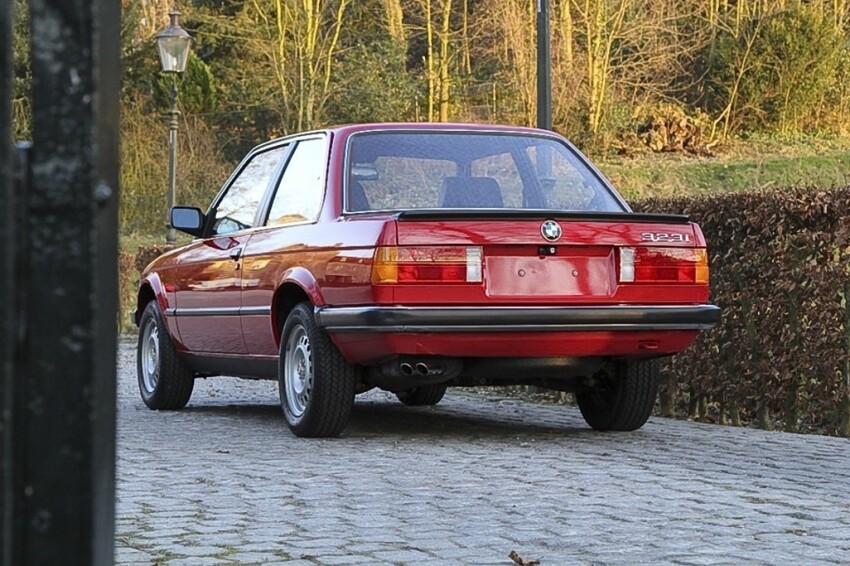 BMW 323i 1985-го года с пробегом 247 км