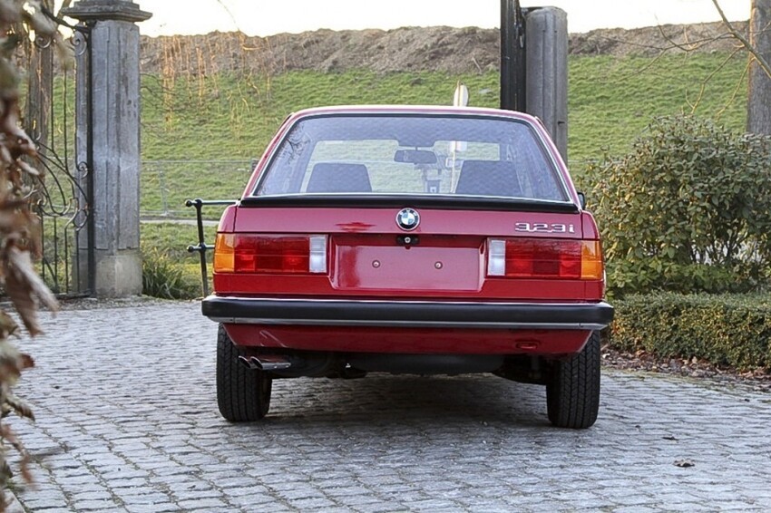 BMW 323i 1985-го года с пробегом 247 км