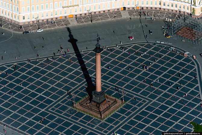 Александровская колонна. Возведена в 1830-1834 году по указу императора Николая I в память о победе его старшего брата Александра I над Наполеоном 1812-1814 гг.