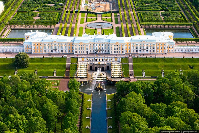 Большой дворец — основное здание дворцово-паркового ансамбля «Петергоф», расположенного в одноимённом городе на южном берегу Финского залива.