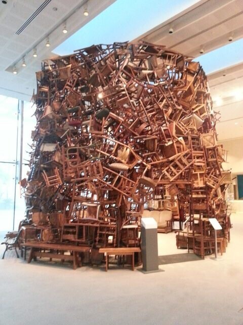 Инсталляция из стульев