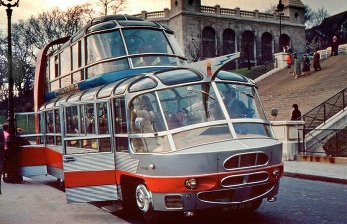 Полностью прозрачный экскурсионный автобус