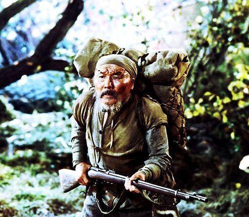 Максим Мунзук в роли Дерсу Узала в фильме Акиры Куросавы 1975 года. 