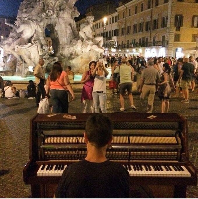 Этот человек путешествует по миру со своим пианино в течение 5 лет