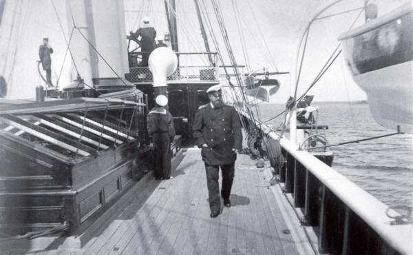 Александр III на палубе яхты. Финские шхеры. Конец 1880-х гг
