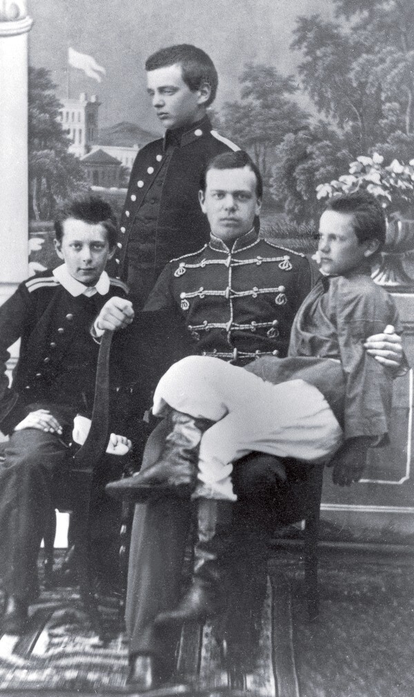 Великие князья Владимир Александрович (стоит), Александр Александрович (второй справа) и другие. Кёнигсберг (Германия). 1862 г. Фотограф Г. Гессау.