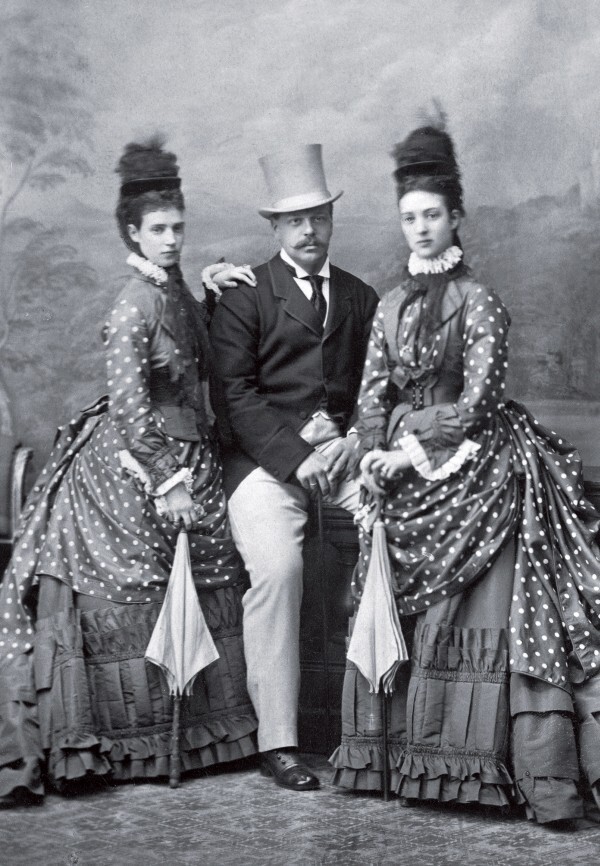 Александр III с императрицей Марией Фёдоровной и её сестрой, принцессой Уэльской Александрой. Лондон. 1880-е гг. Фотоателье «Маул и К°»