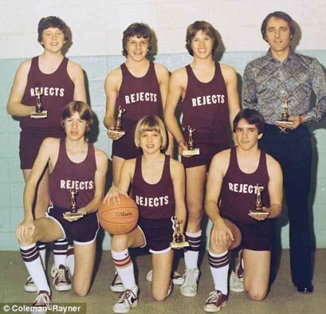 4. Брэд Питт (в центре) со своей баскетбольной командой Cherokee Rejects, 1977 год