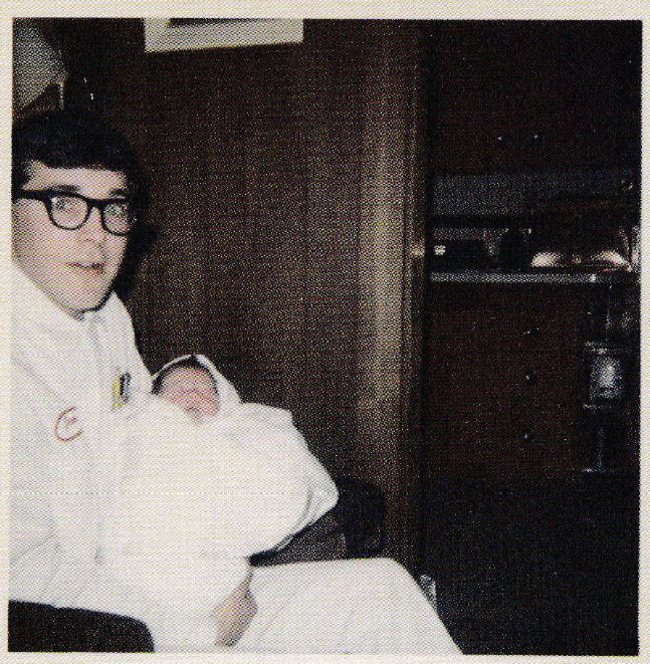 20. Дон Кобейн, отец Курта Кобейна, со своим новорождённым сыном, 1967