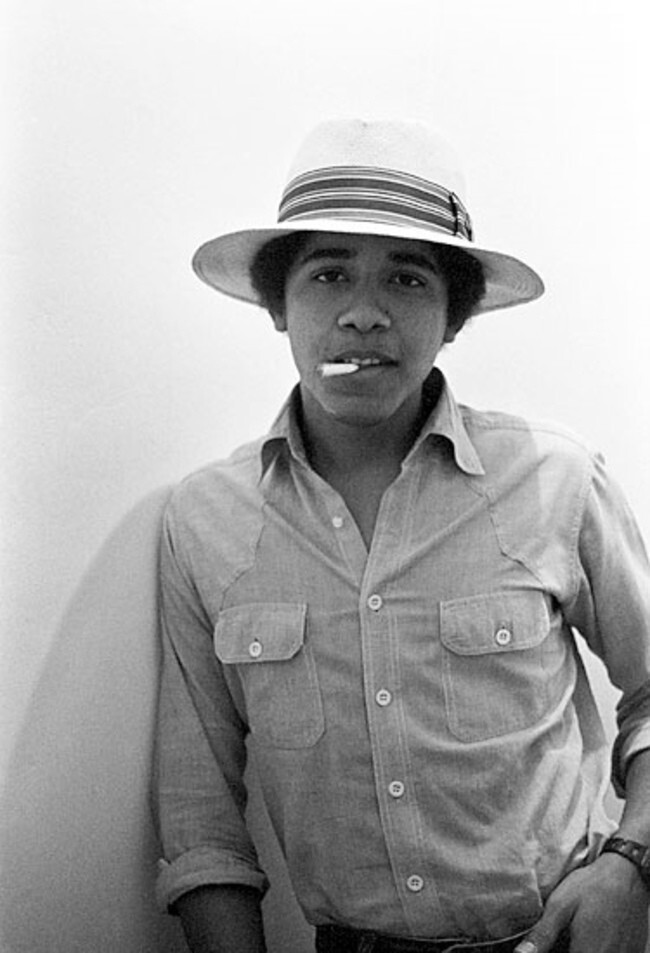 2. Курящий Барак Обама, первый курс колледжа, 1980 год