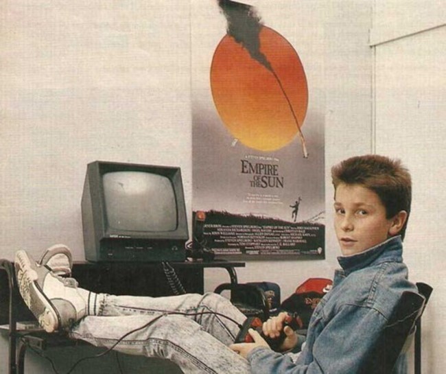 15. Кристиан Бэйл, играющий в компьютерную игру, 1984