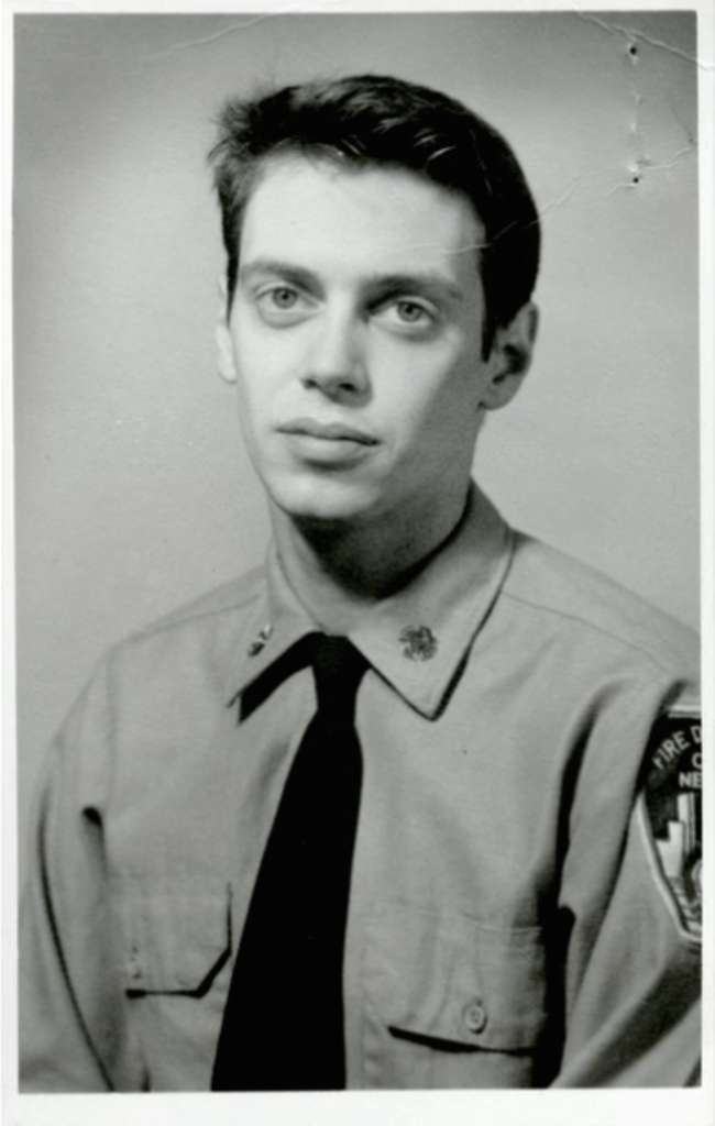 11. Стив Бушеми во время его службы в пожарном расчёте Нью-Йорка, 1976