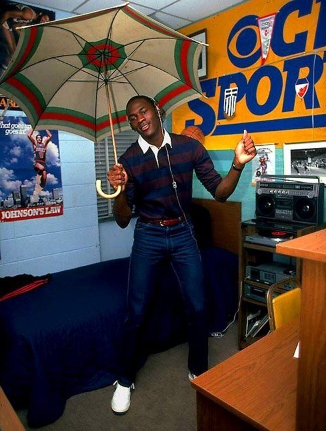 19. Майкл Джордан в своей комнате в общежитии, во время учёбы в колледже, 1982